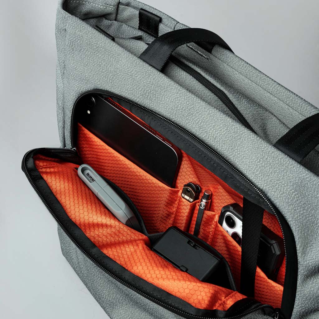 Bravo Tote Alpaka AA010370217 Tote Bags 14L / Sage Grey | Axoflux 600D