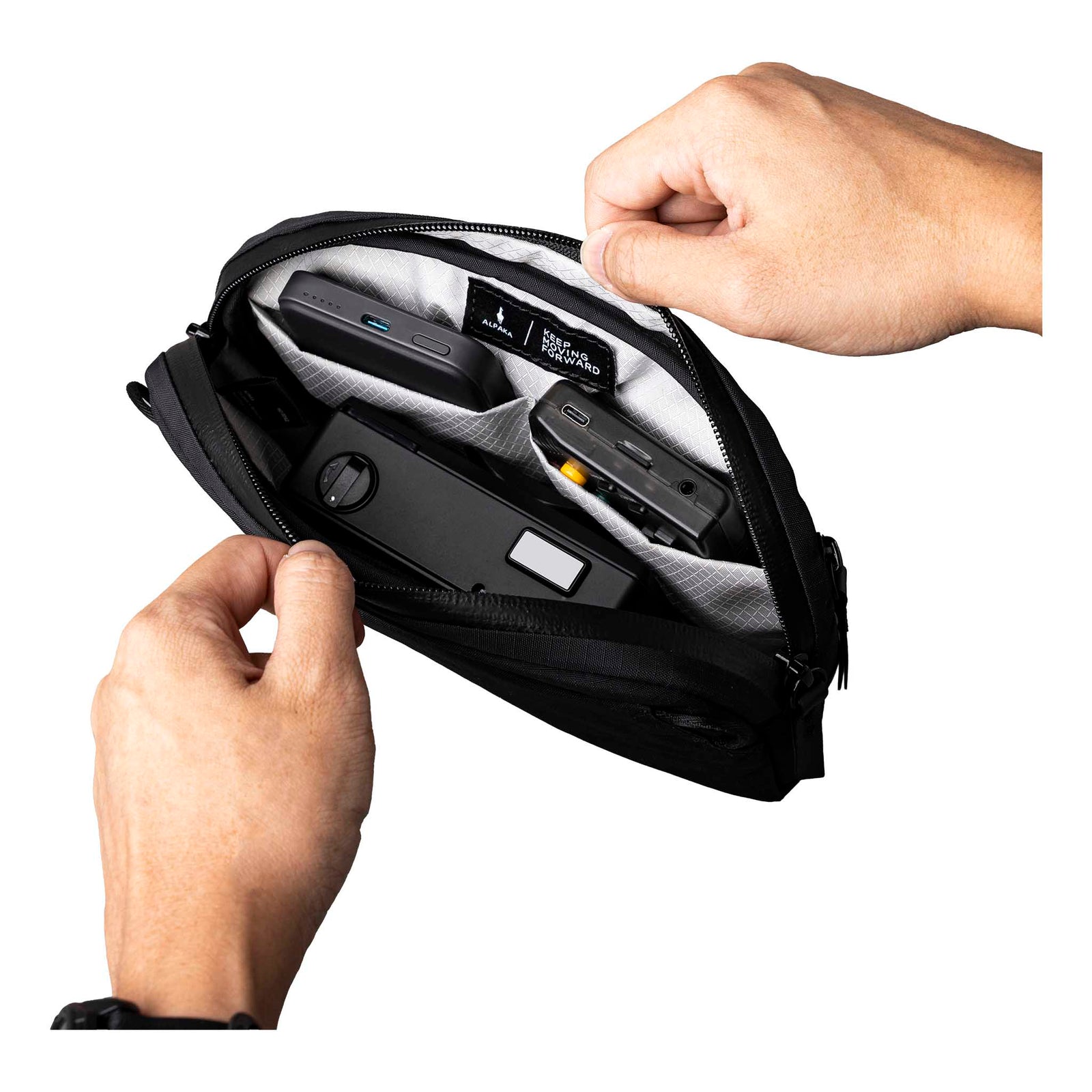Flight Sling 1L Alpaka AA010530118 Sling Bags 1L / Black | Axoflux 210D