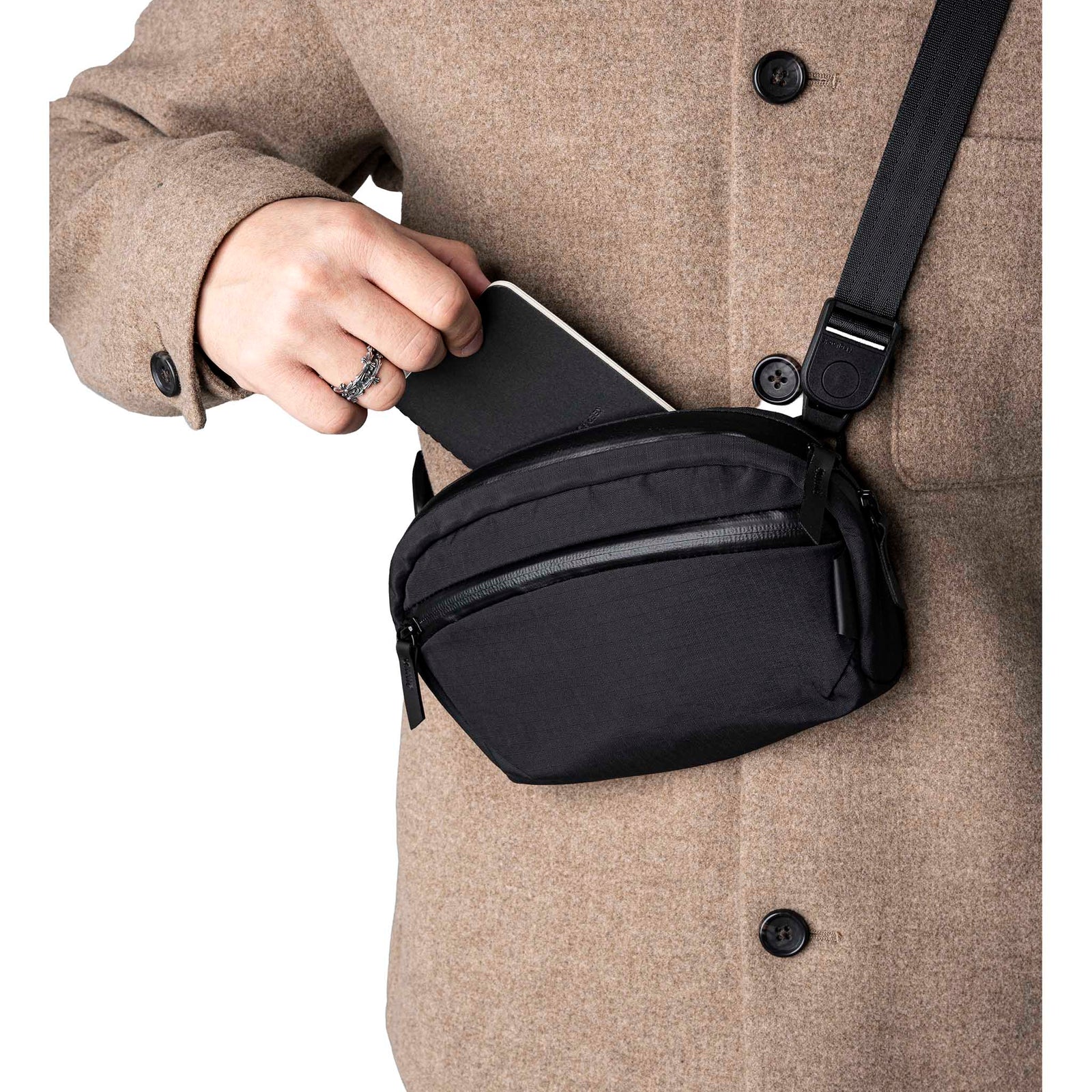 Flight Sling 1L Alpaka AA010530118 Sling Bags 1L / Black | Axoflux 210D