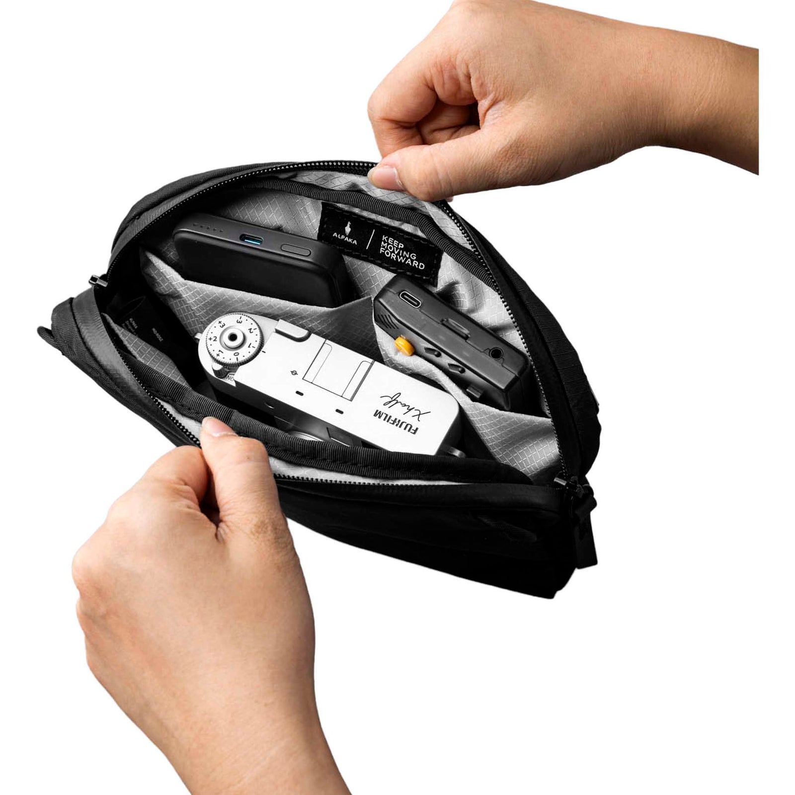 Flight Sling 1L Alpaka AA010530126 Sling Bags 1L / Black | Axogrid 210D