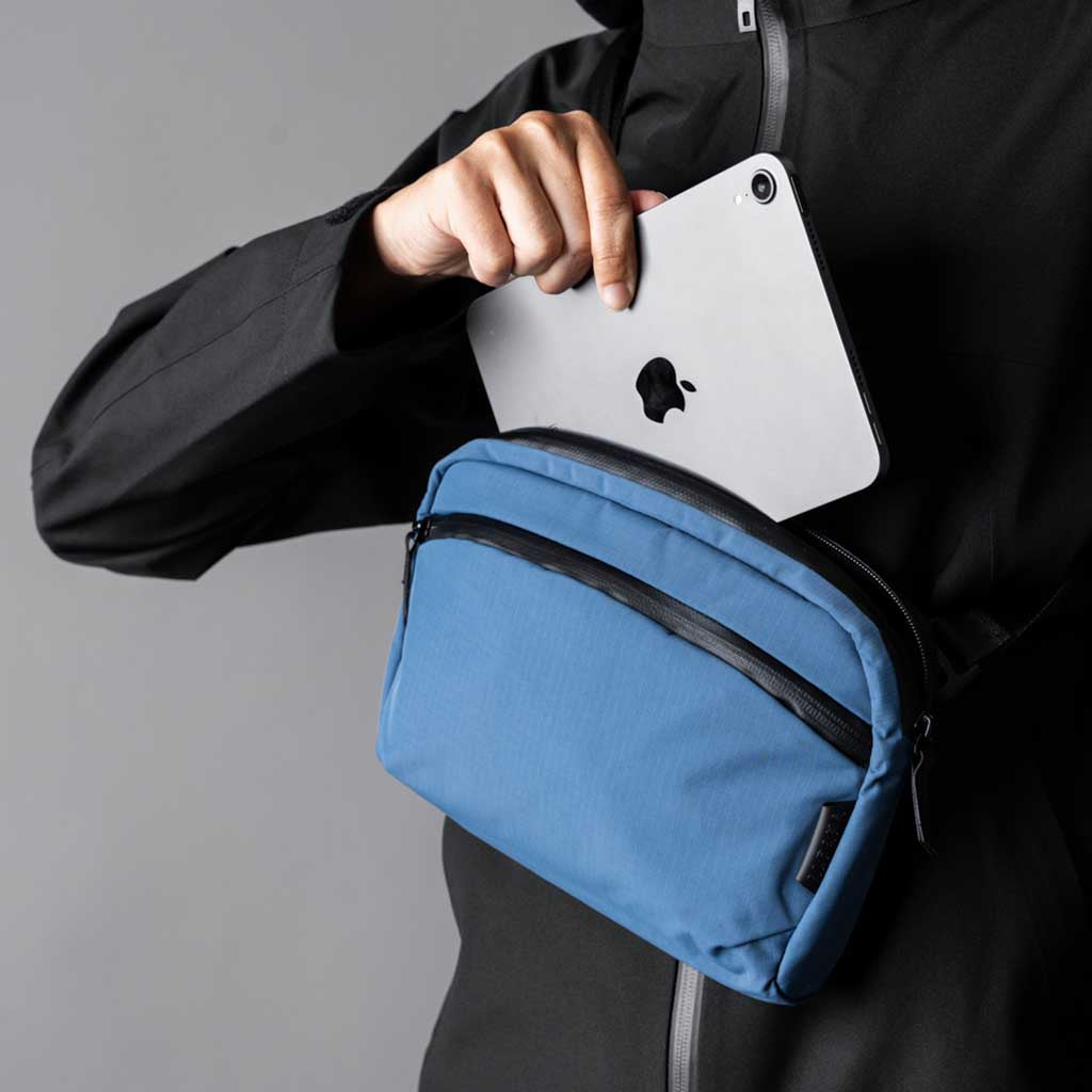 Flight Sling 2L Alpaka AA010460618 Sling Bags 2L / Blue | Axoflux 210D