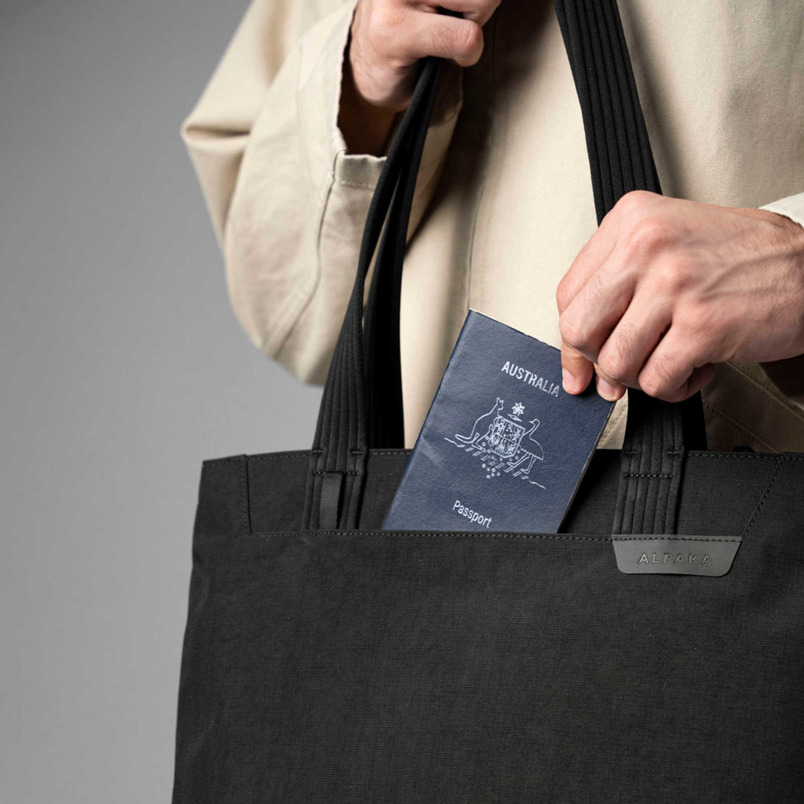 Flight Tote (S) Alpaka AD011010124 Tote Bags One Size / Black Axoflux 400D Ripstop Nylon