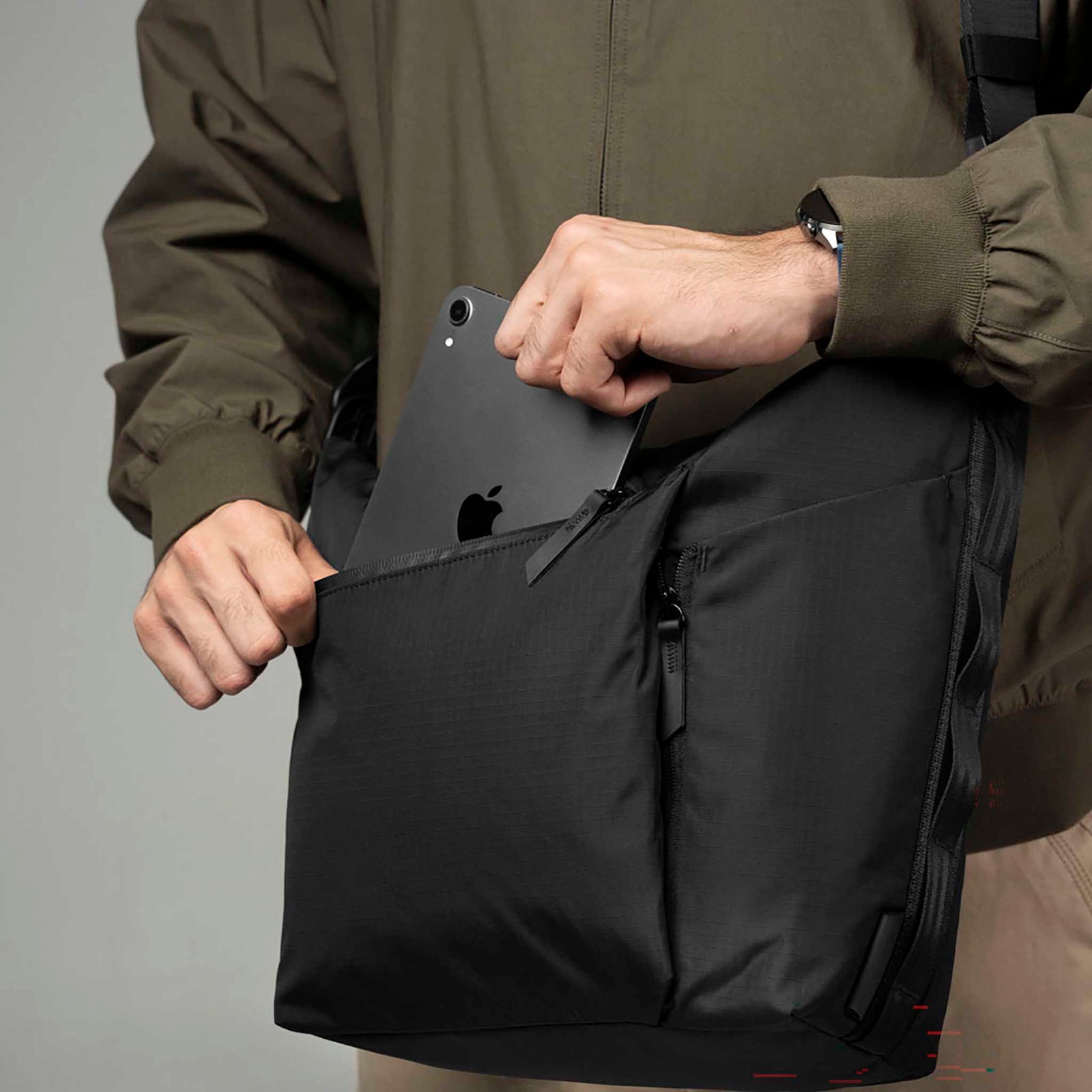Flow Satchel Alpaka AD010720118 Satchels 10L / Black Axolux 210D