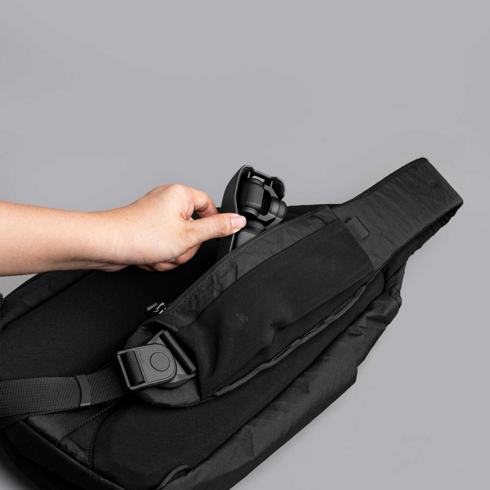 Metro Crossbody | Left Shoulder Alpaka AA010550130 Sling Bags One Size / Black Ultradyne 100D