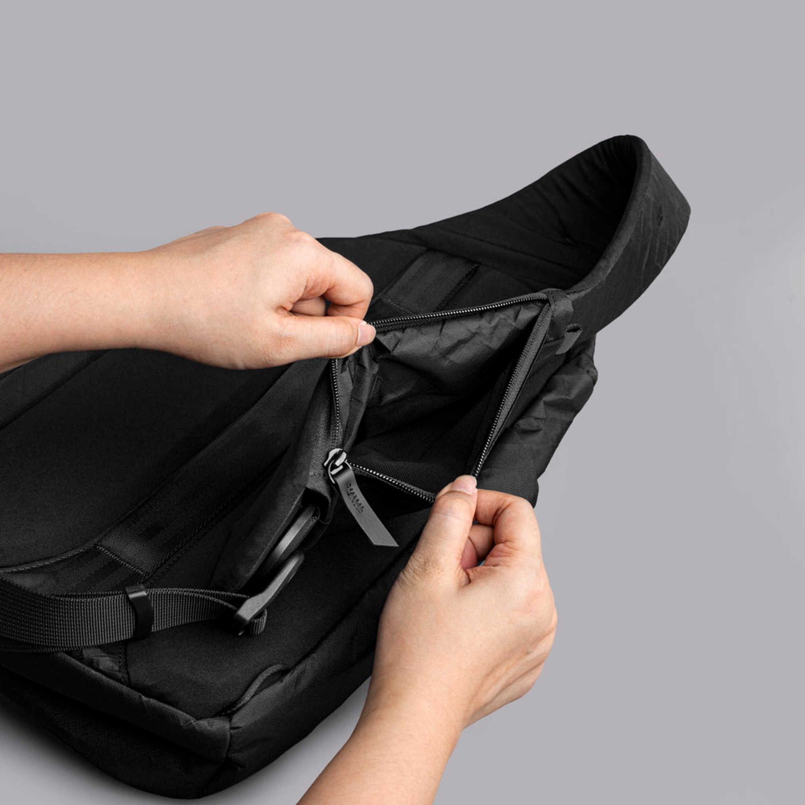 Metro Crossbody | Left Shoulder Alpaka AA010550130 Sling Bags One Size / Black Ultradyne 100D