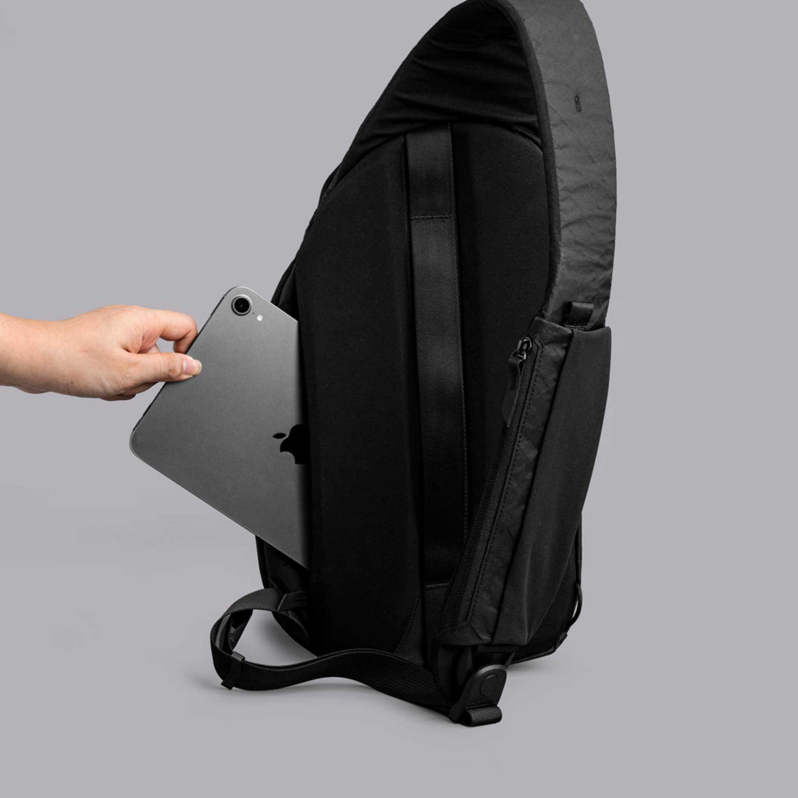 Metro Crossbody | Left Shoulder Alpaka AA010550130 Sling Bags One Size / Black Ultradyne 100D