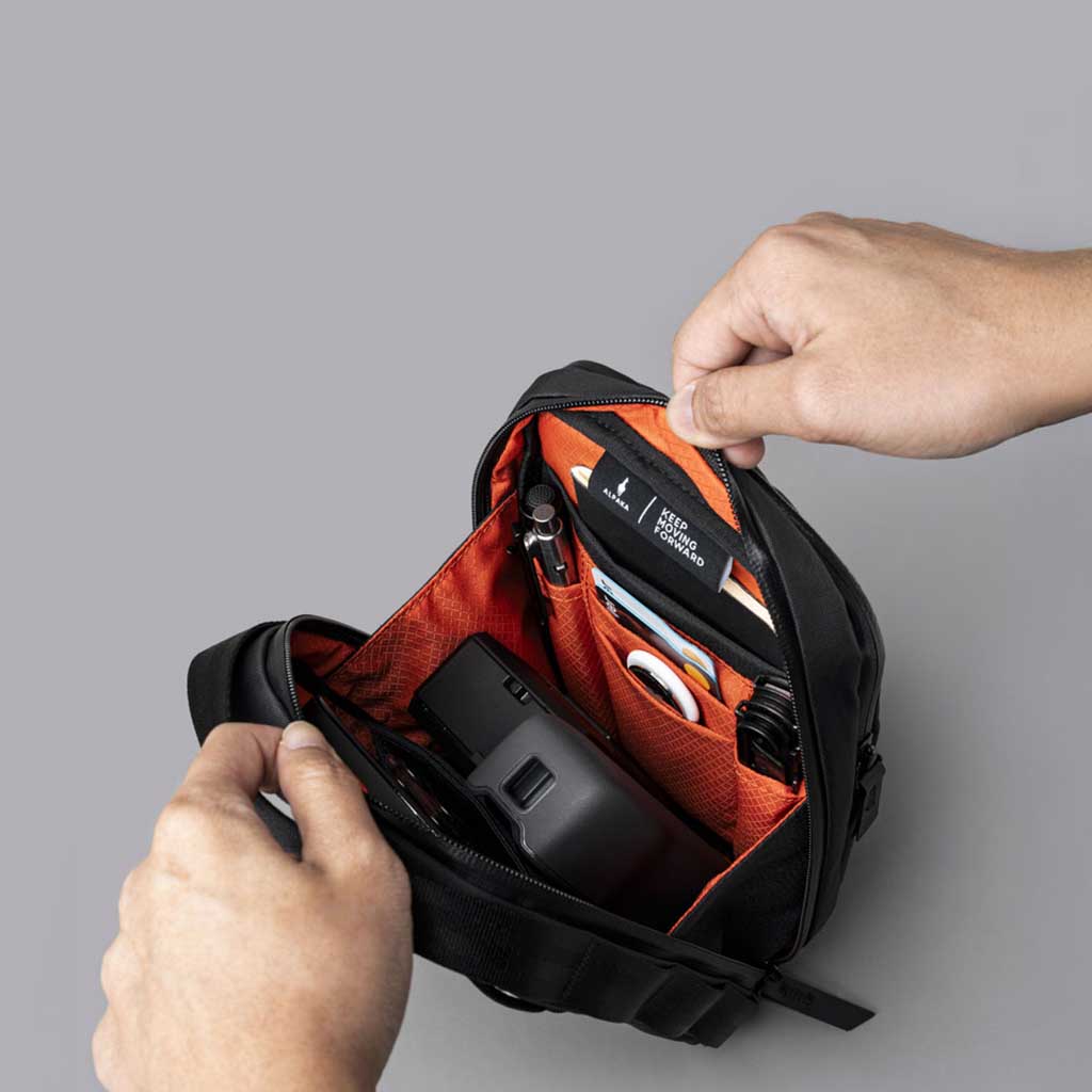 Metro Sling V2 Alpaka AD010630106 Sling Bags 2.5L / Black | X-Pac VX42