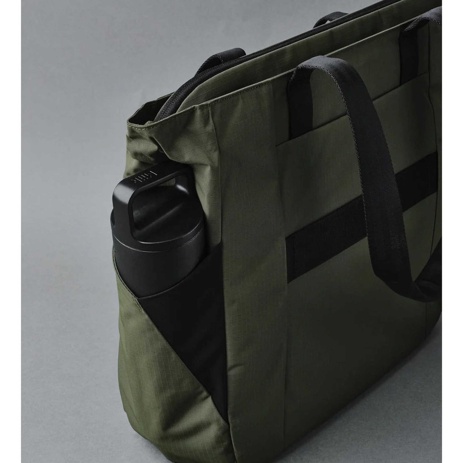 Metro Tote Alpaka AA010500518 Tote Bags One Size / Green | Axoflux 210D