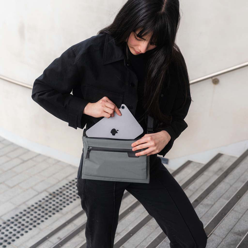 Zip Pouch Max v2 Alpaka AD010650218 Sling Bags 2L / Grey | Axoflux 210D