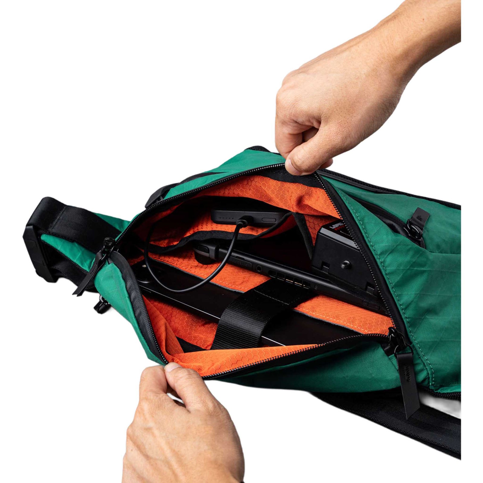 Bravo X Sling V2 Alpaka AA010101103 Sling Bags 6L / Cadmium Green | X-Pac VX21