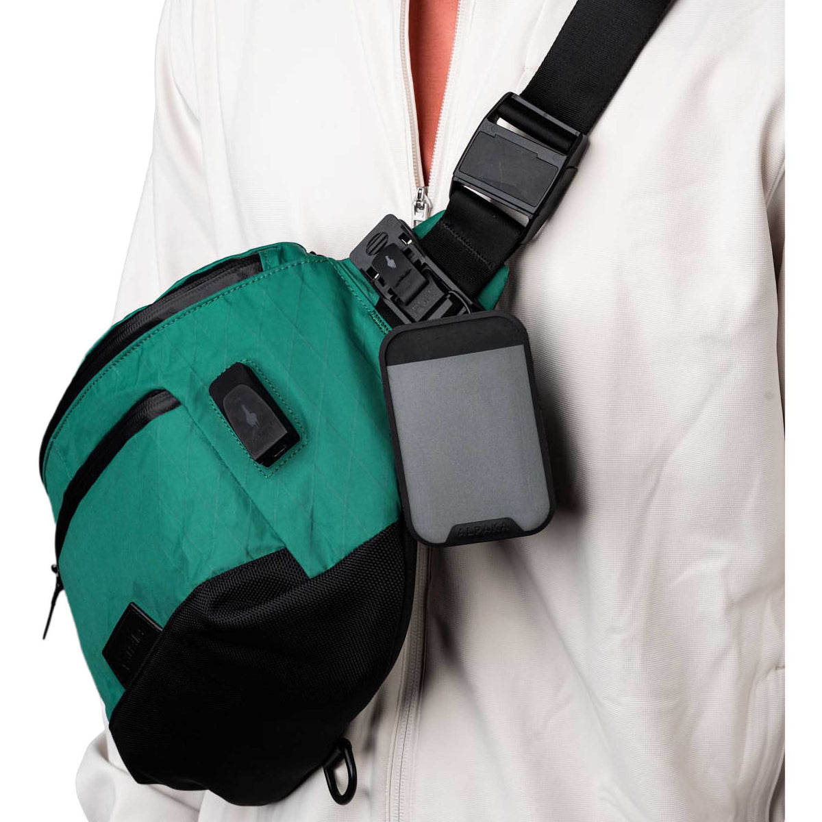 Bravo X Sling V2 Alpaka AA010101103 Sling Bags 6L / Cadmium Green | X-Pac VX21