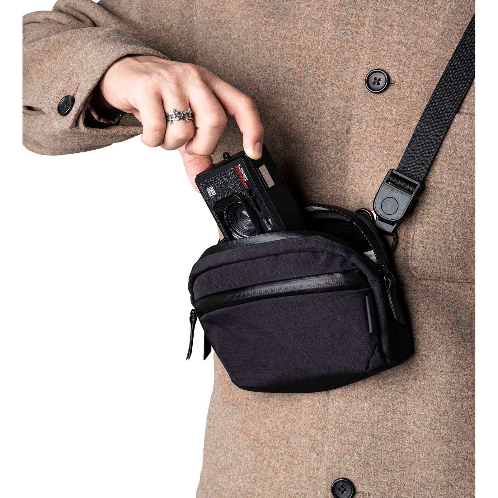 Flight Sling 1L Alpaka AA010530118 Sling Bags 1L / Black | Axoflux 210D