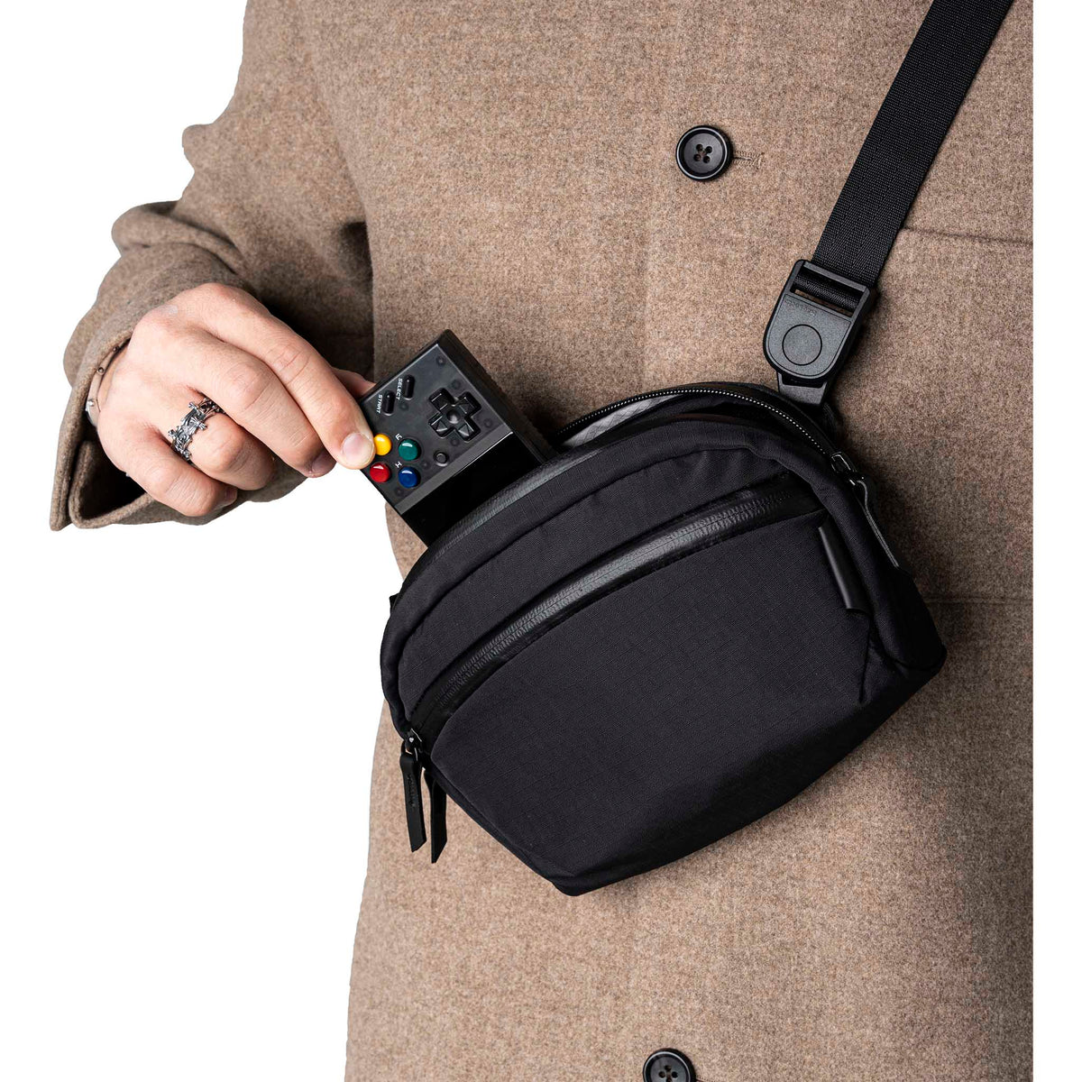 Flight Sling 1L Alpaka AA010530118 Sling Bags 1L / Black | Axoflux 210D