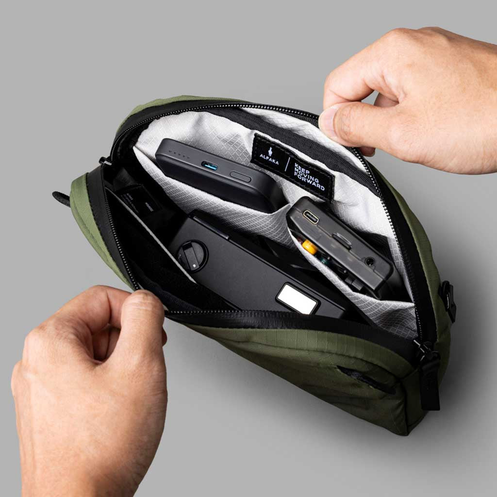 Flight Sling 1L Alpaka AA010530518 Sling Bags 1L / Green | Axoflux 210D