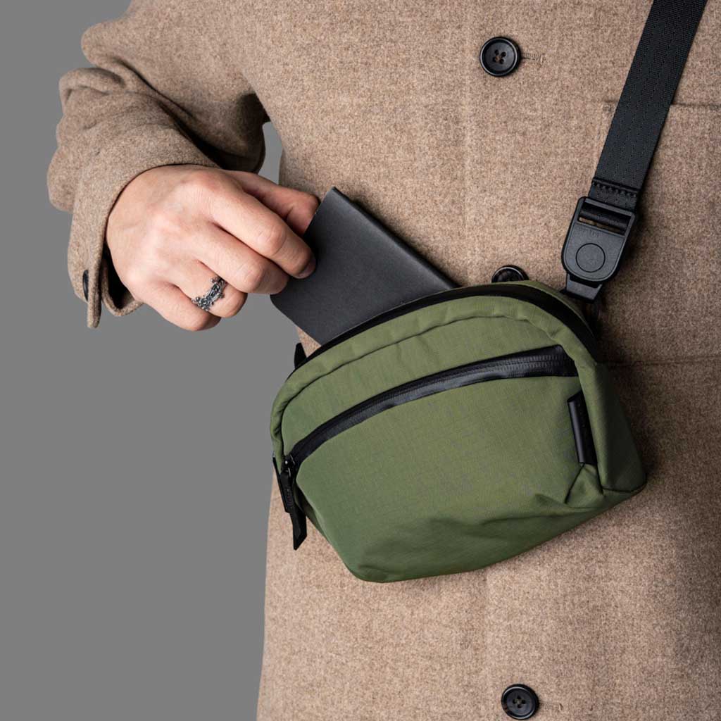 Flight Sling 1L Alpaka AA010530518 Sling Bags 1L / Green | Axoflux 210D