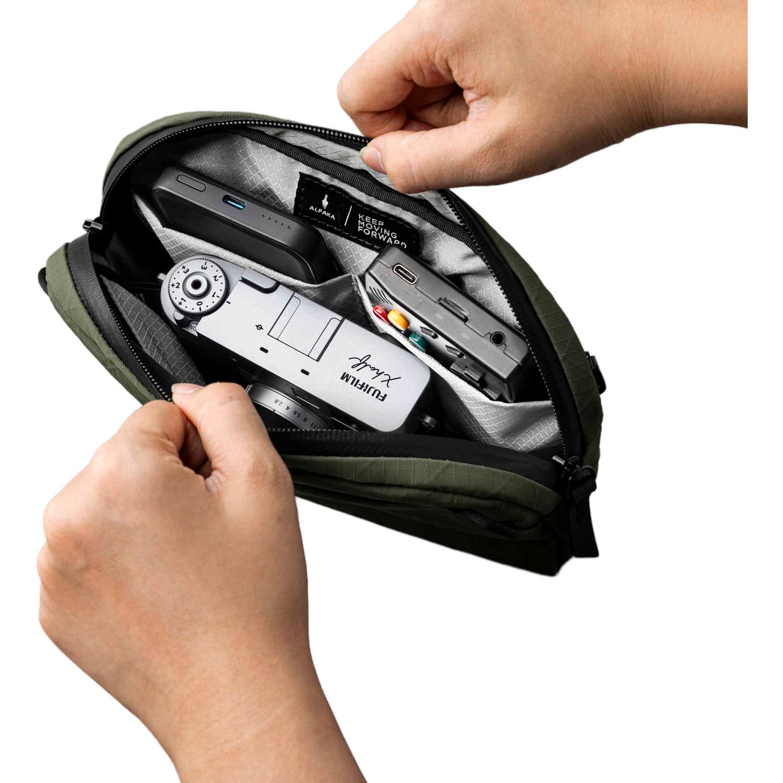Flight Sling 1L Alpaka AA010530526 Sling Bags 1L / Green | Axogrid 210D
