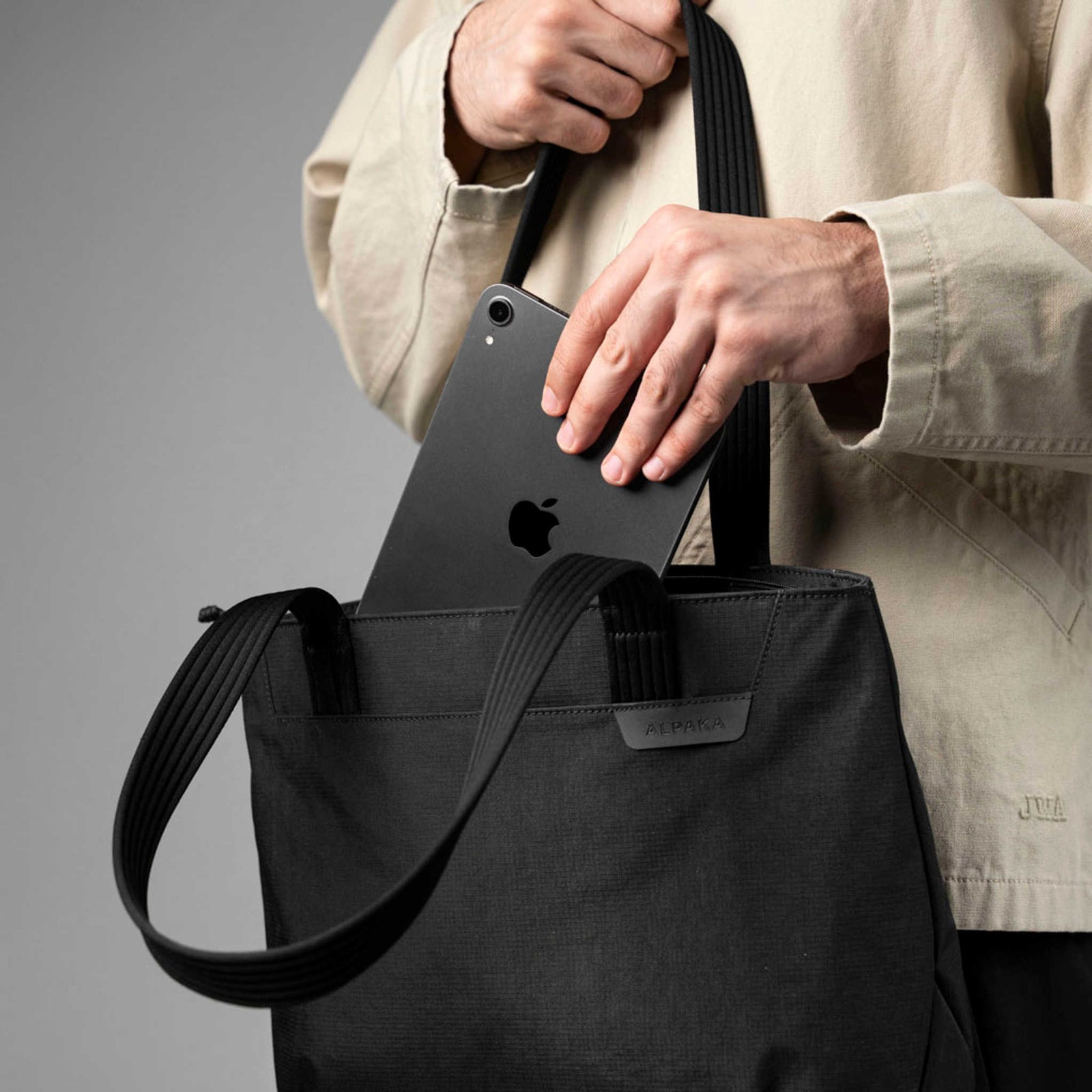 Flight Tote (S) Alpaka AD011010124 Tote Bags One Size / Black Axoflux 400D Ripstop Nylon