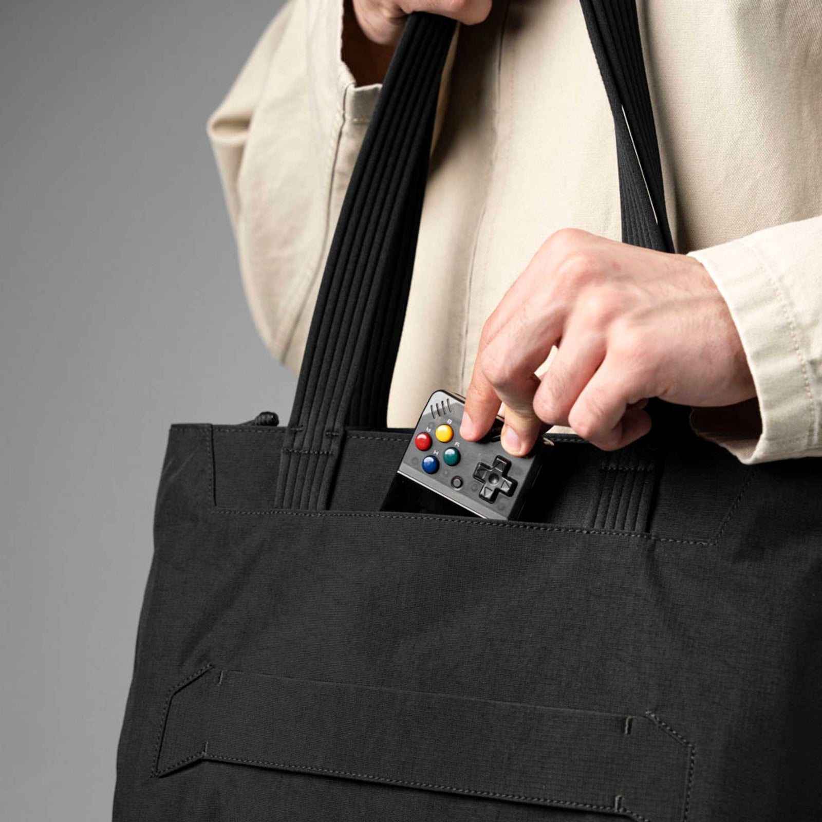Flight Tote (S) Alpaka AD011010124 Tote Bags One Size / Black Axoflux 400D Ripstop Nylon
