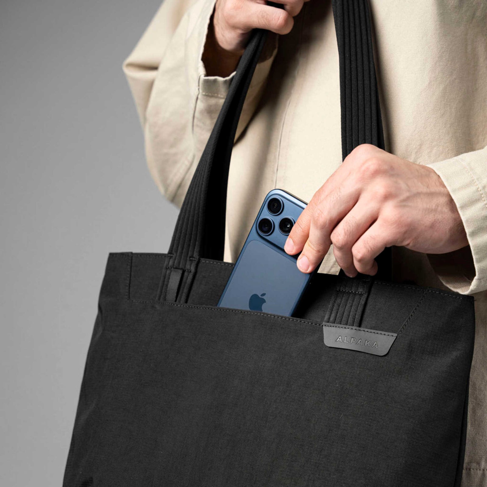 Flight Tote (S) Alpaka AD011010124 Tote Bags One Size / Black Axoflux 400D Ripstop Nylon