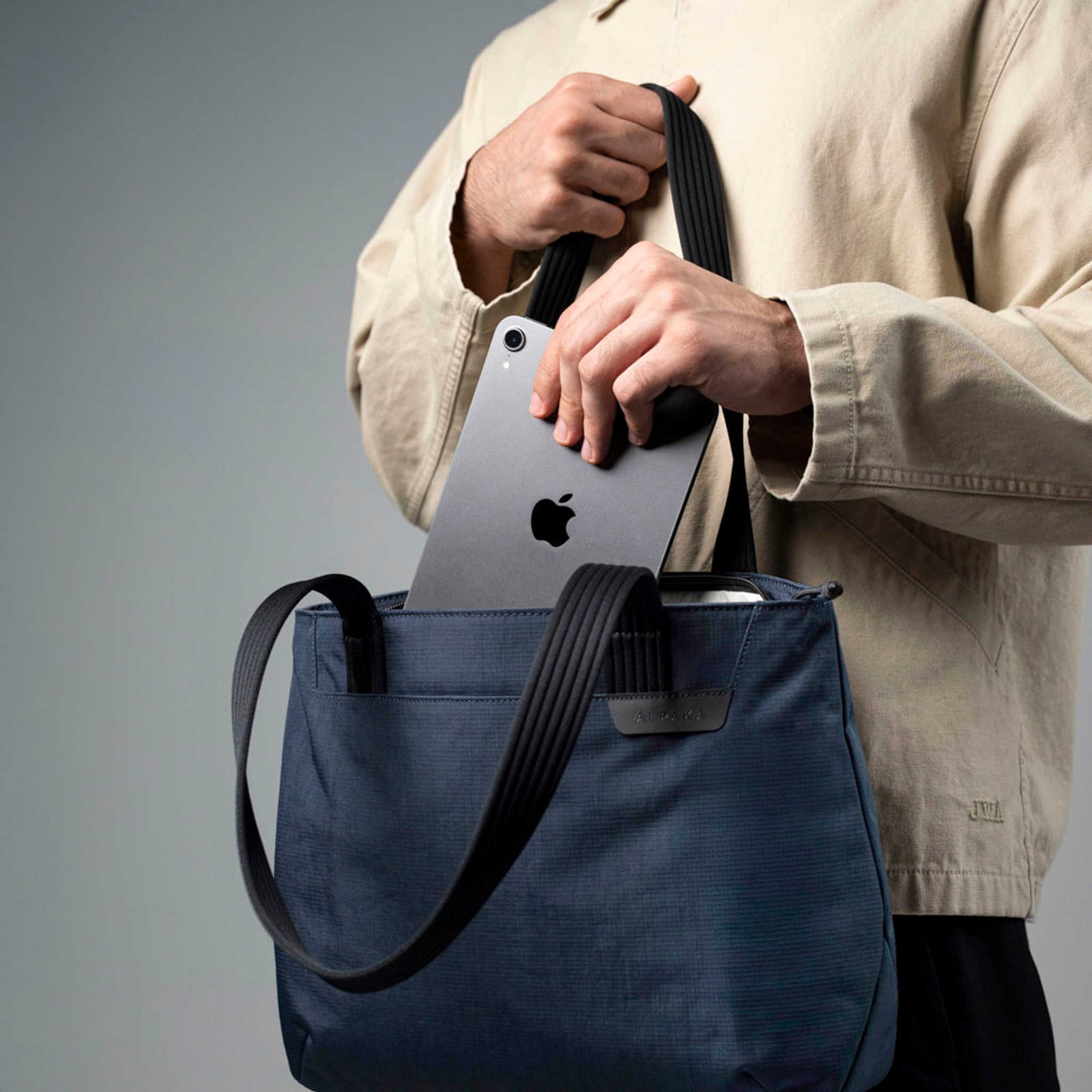 Flight Tote (S) Alpaka AD011010624 Tote Bags One Size / Moonlight Blue Axoflux 400D Ripstop Nylon