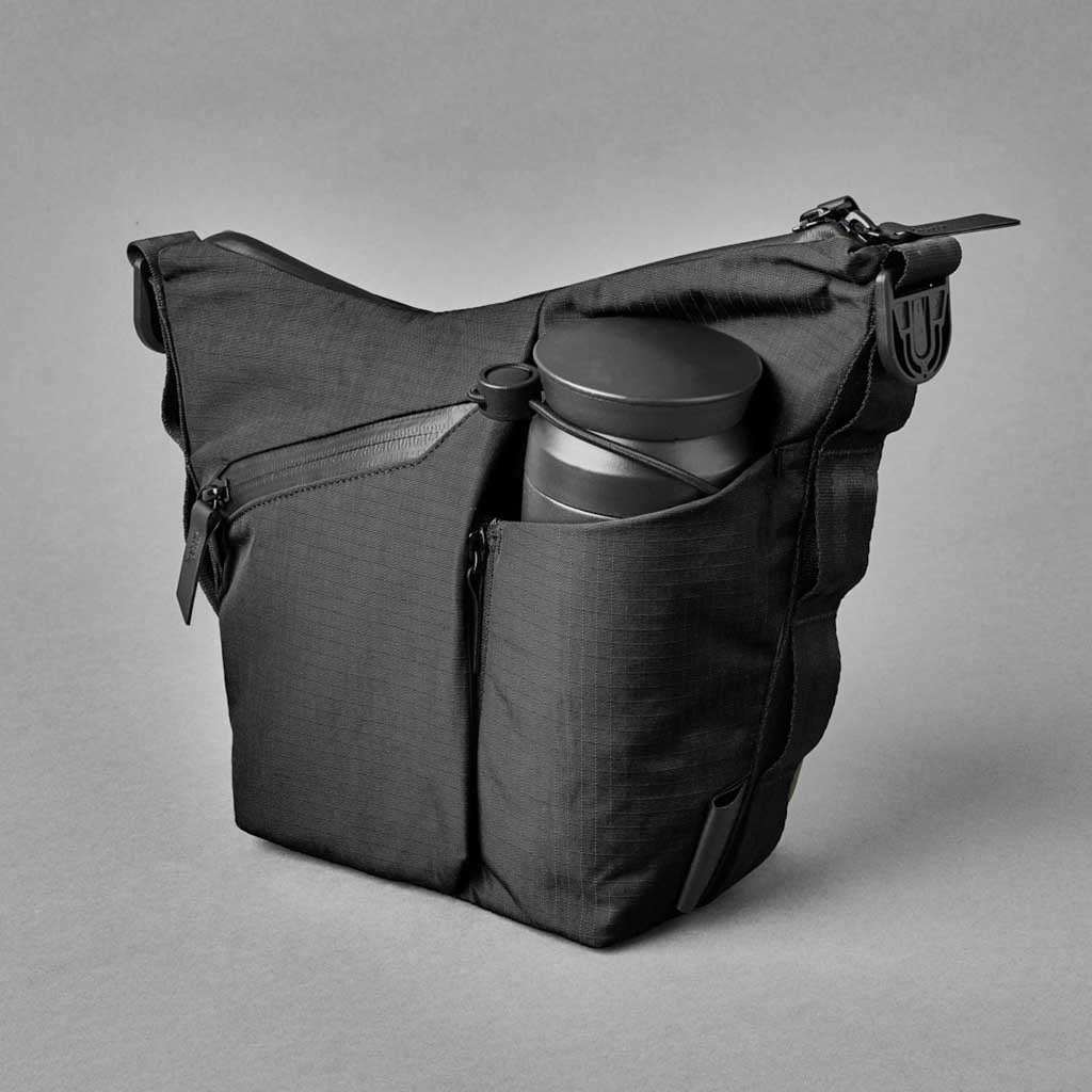 Flow Satchel Mini Alpaka AD010710118 Satchels 2L / Black | Axoflux 210D