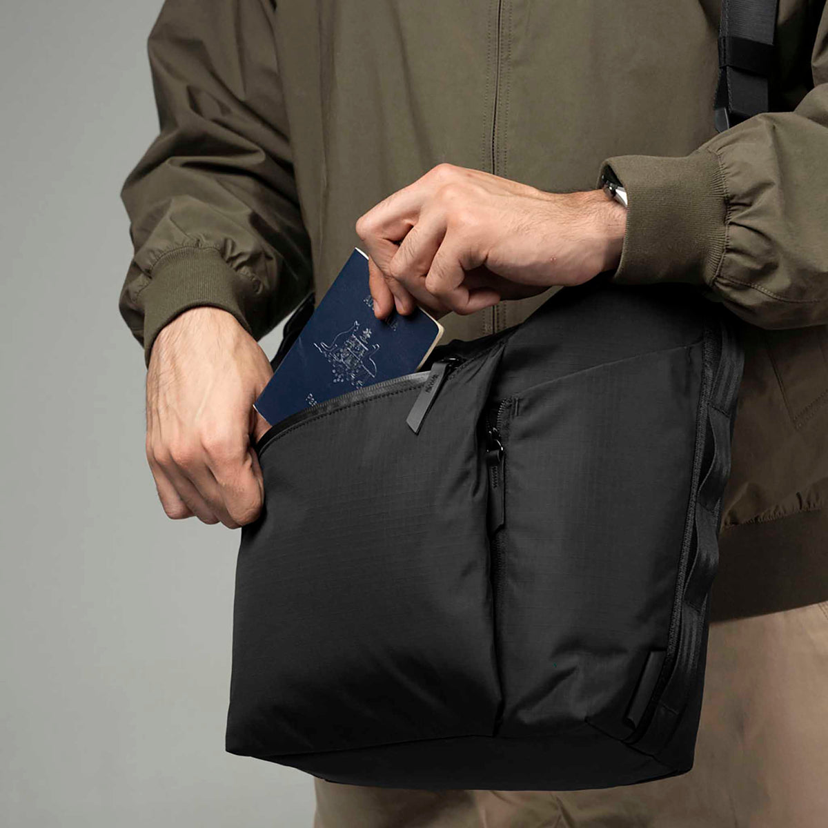 Flow Satchel Alpaka AD010720118 Satchels 10L / Black Axolux 210D