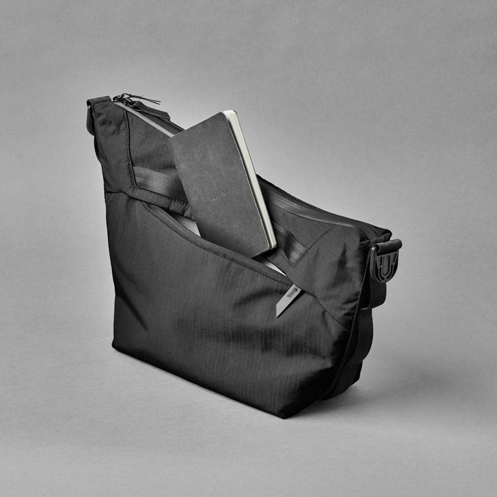 Flow Satchel Alpaka AD010700118 Satchels 4L / Black | Axoflux 210D