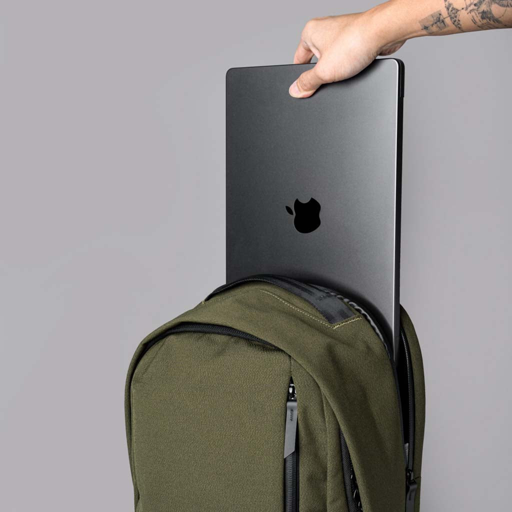 Metro Backpack Pro Alpaka AA010520517 Backpacks 24L / Army Green | Axoflux 600D