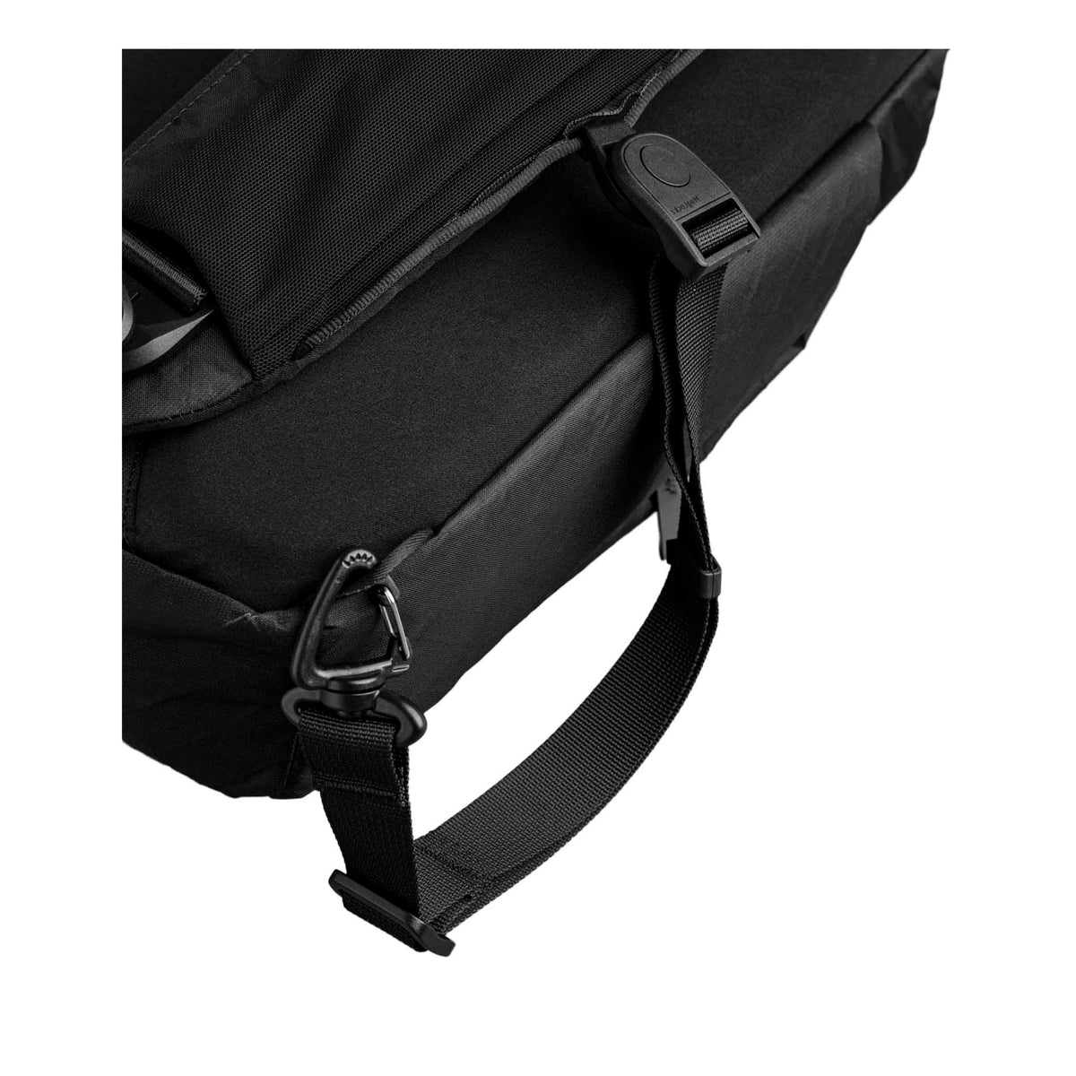 Metro Crossbody | Left Shoulder Alpaka AA010550130 Sling Bags One Size / Black Ultradyne 100D