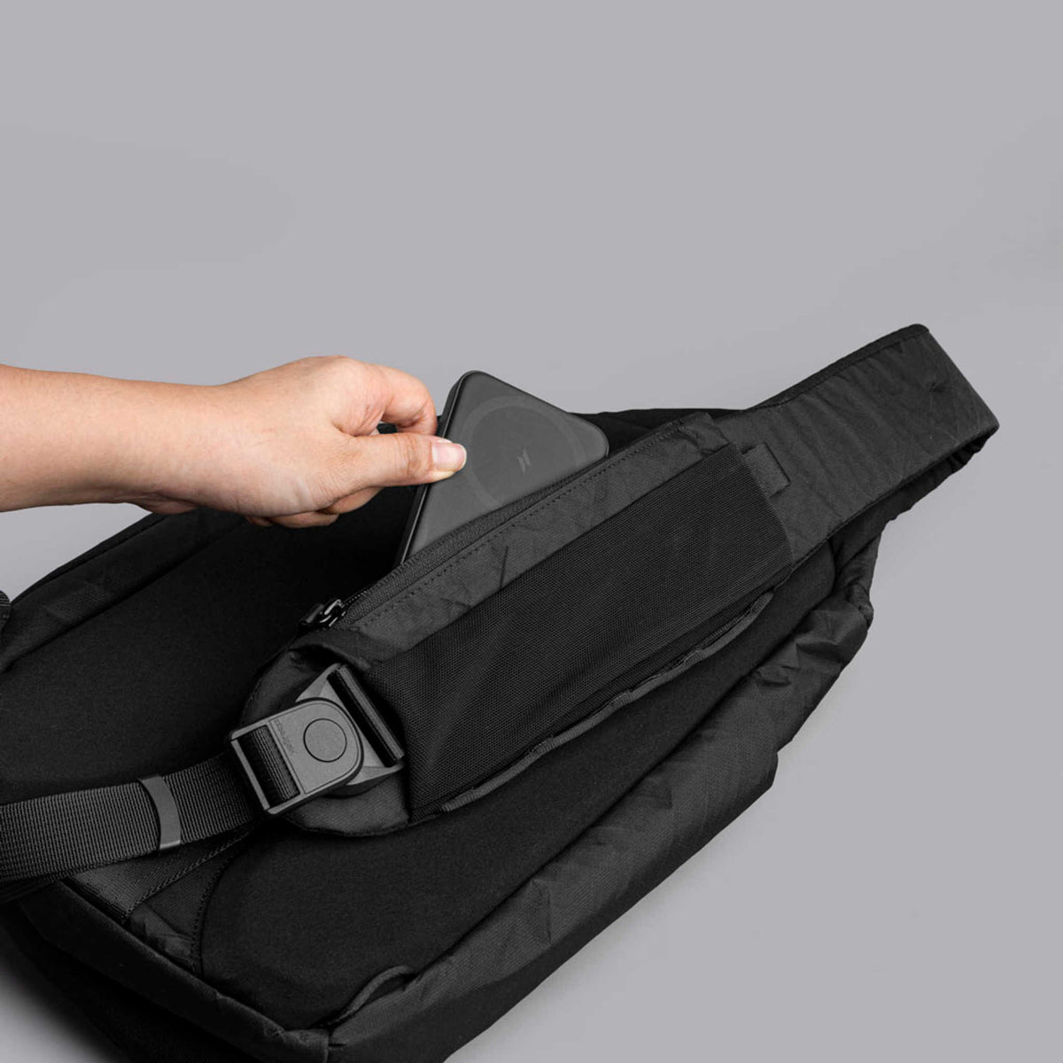 Metro Crossbody | Left Shoulder Alpaka AA010550130 Sling Bags One Size / Black Ultradyne 100D