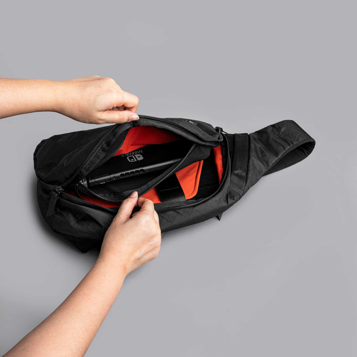 Metro Crossbody | Left Shoulder Alpaka AA010550130 Sling Bags One Size / Black Ultradyne 100D