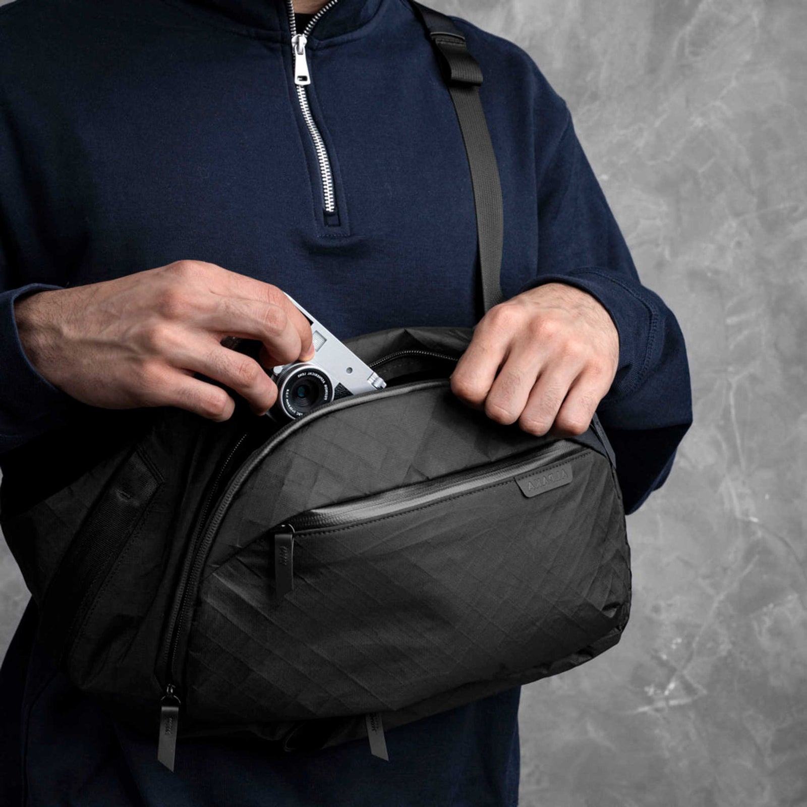 Metro Crossbody | Left Shoulder Alpaka AA010550130 Sling Bags One Size / Black Ultradyne 100D