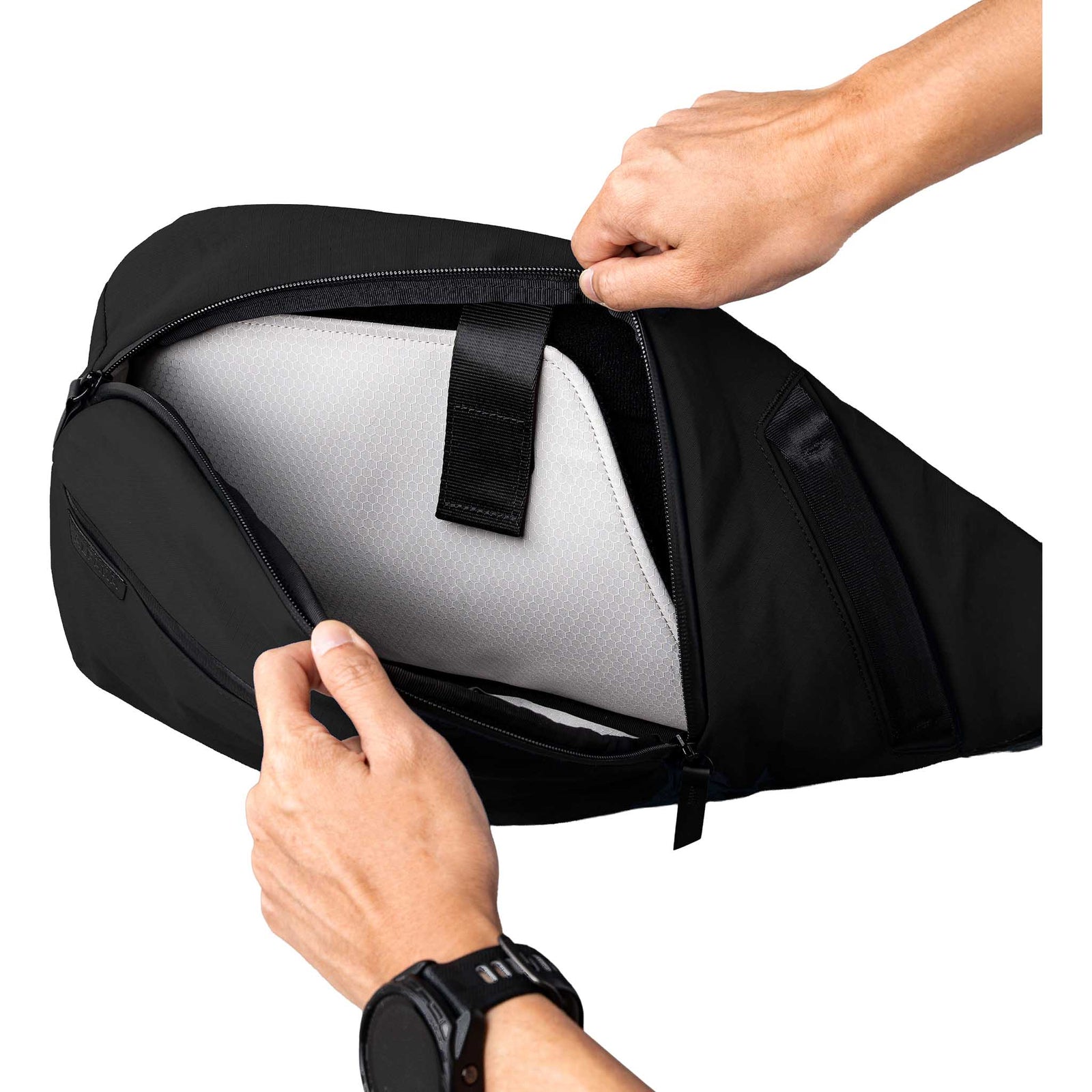 Metro Crossbody | Right Shoulder Alpaka AA010560118 Sling Bags One Size / Black | Axoflux 210D