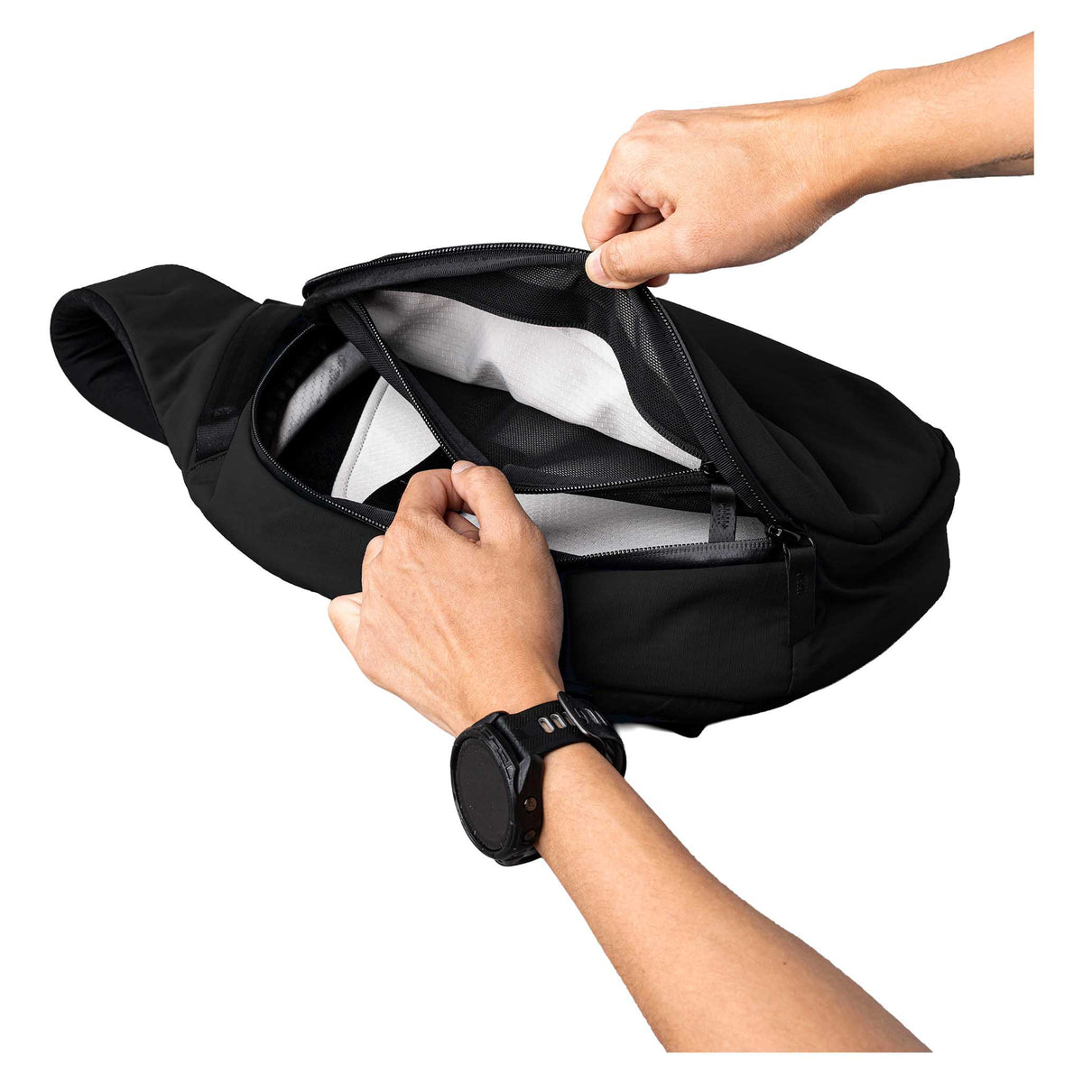 Metro Crossbody | Right Shoulder Alpaka AA010560118 Sling Bags One Size / Black | Axoflux 210D