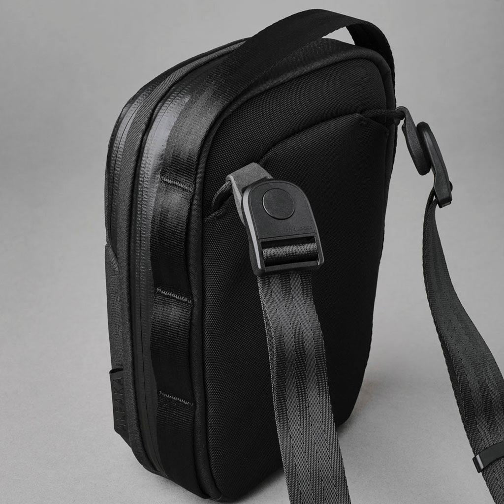Metro Sling v2 Alpaka AD010630121 Sling Bags 2.5L / Black | Axoflux 300D