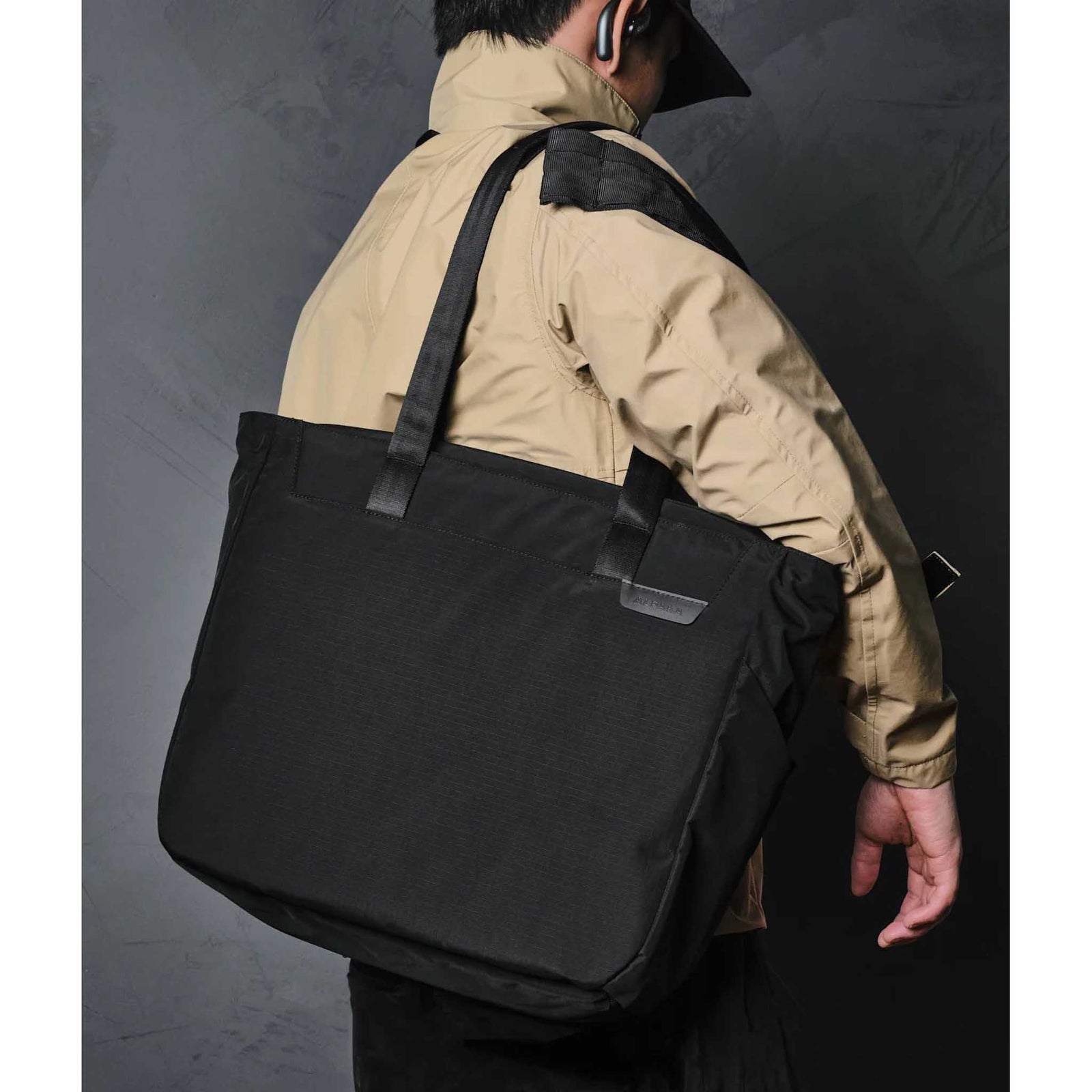 Metro Tote Alpaka AA010500118 Tote Bags One Size / Black | Axoflux 210D