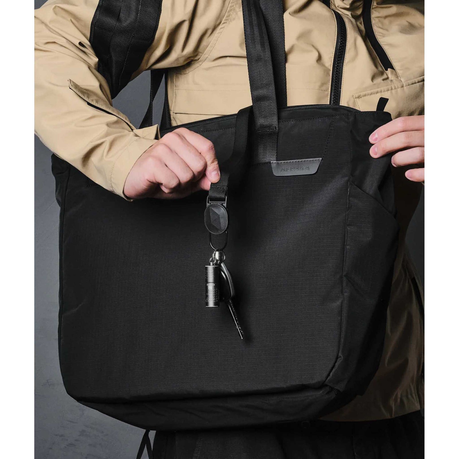 Metro Tote Alpaka AA010500118 Tote Bags One Size / Black | Axoflux 210D