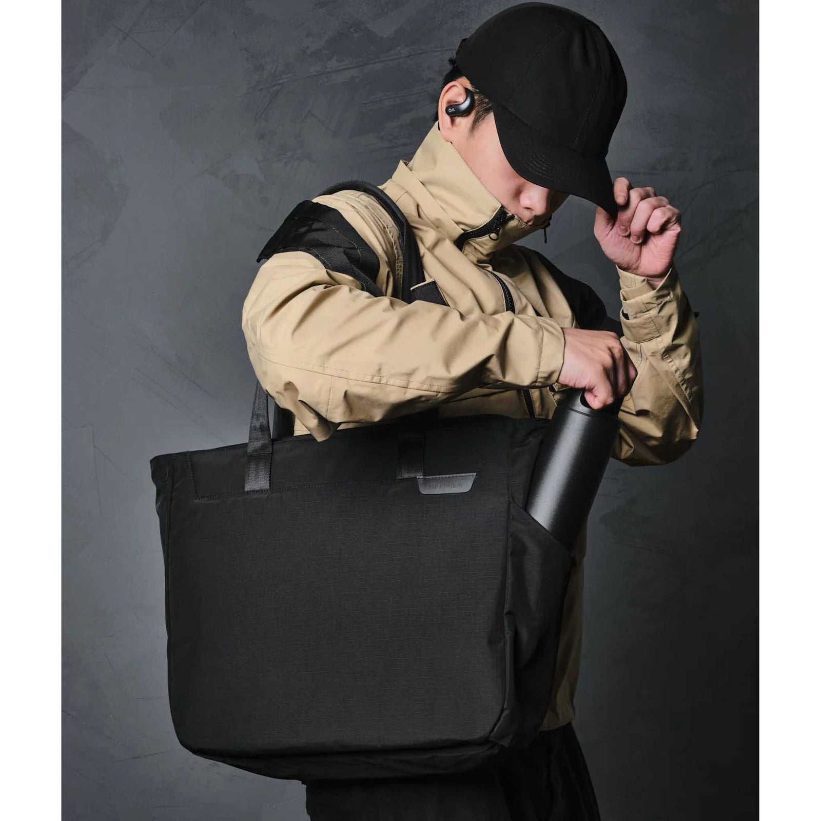 Metro Tote Alpaka AA010500118 Tote Bags One Size / Black | Axoflux 210D