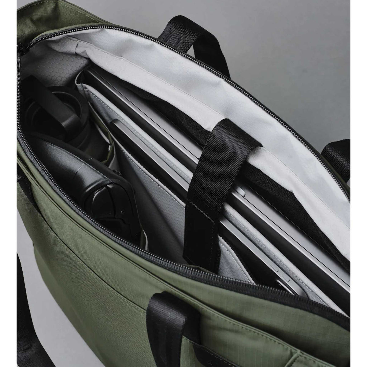 Metro Tote Alpaka AA010500518 Tote Bags One Size / Green | Axoflux 210D