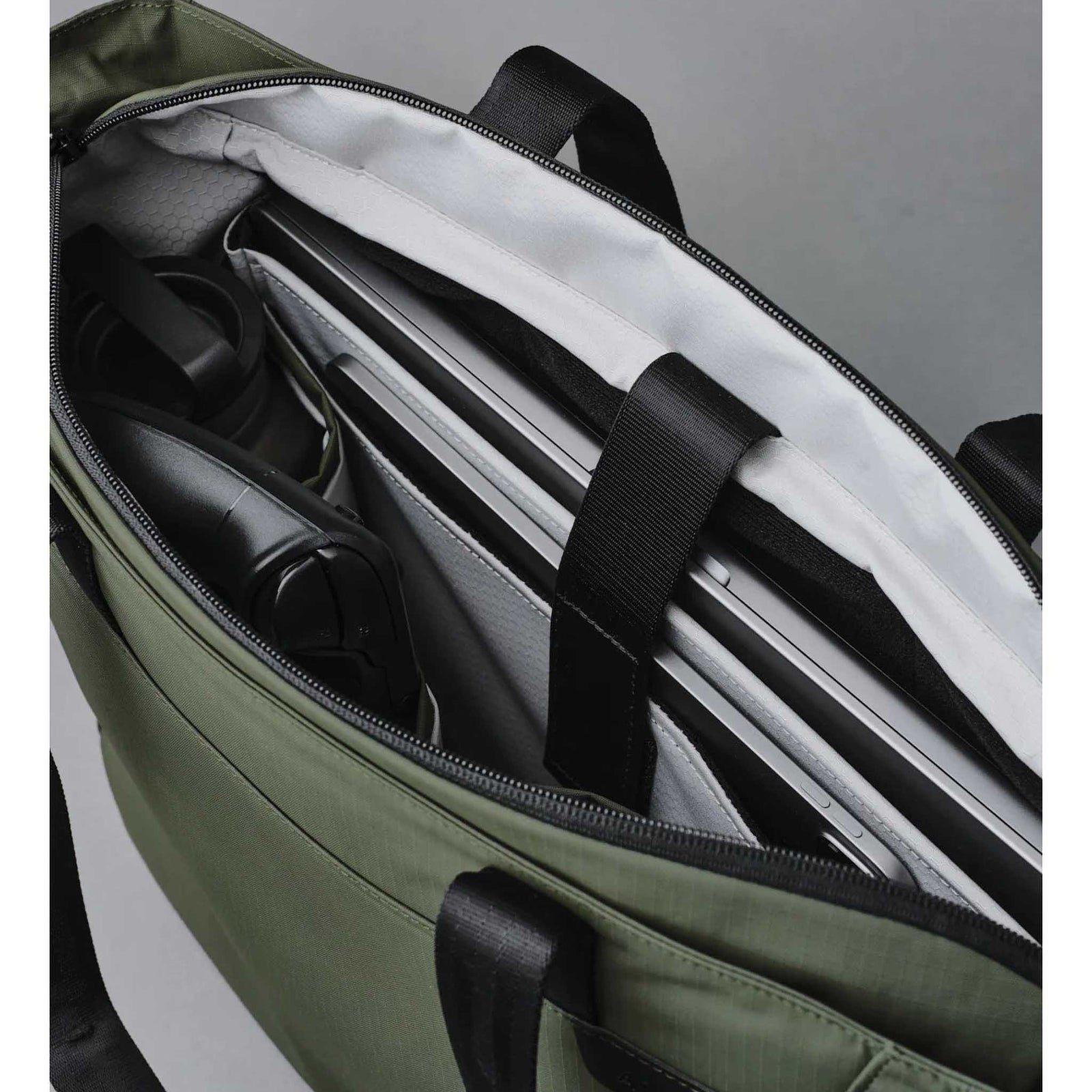 Metro Tote Alpaka AA010500518 Tote Bags One Size / Green | Axoflux 210D
