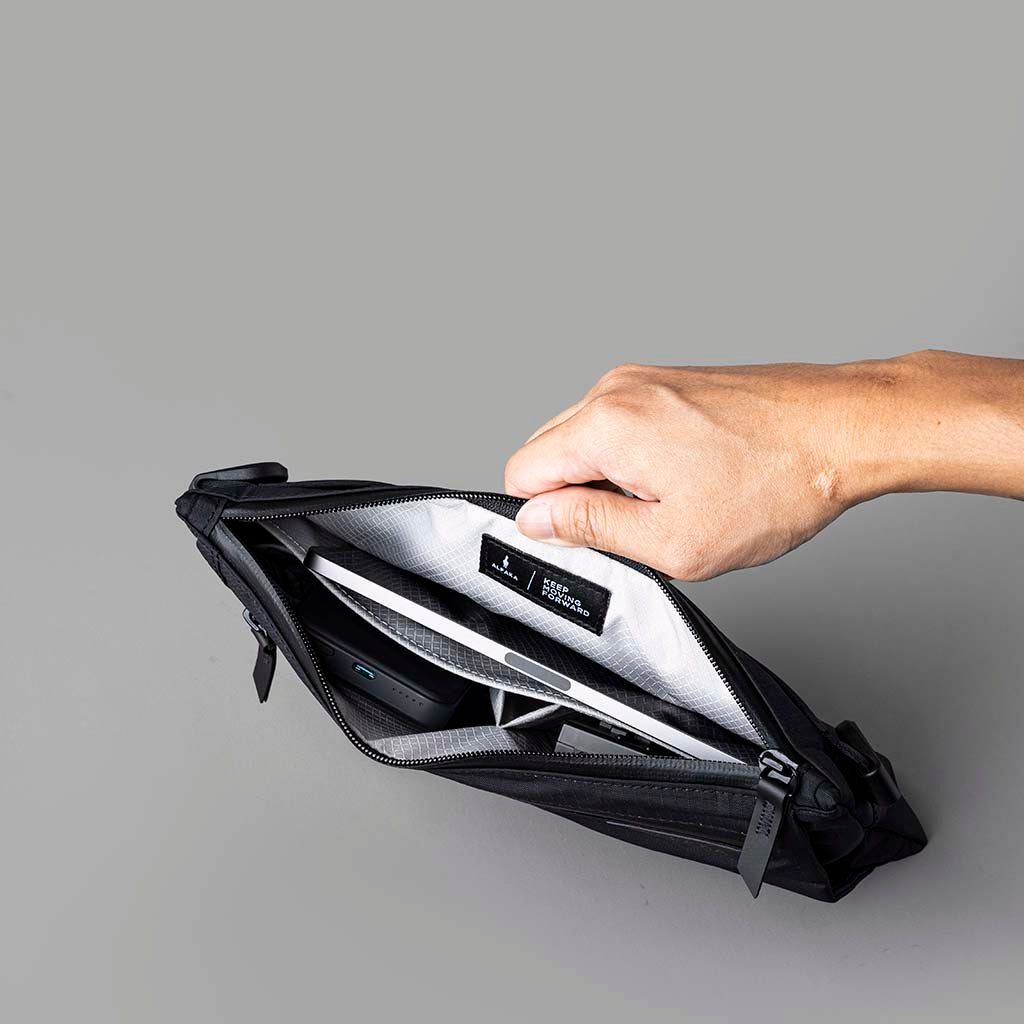Zip Pouch Max v2 Alpaka AD010650118 Sling Bags 2L / Black | Axoflux 210D