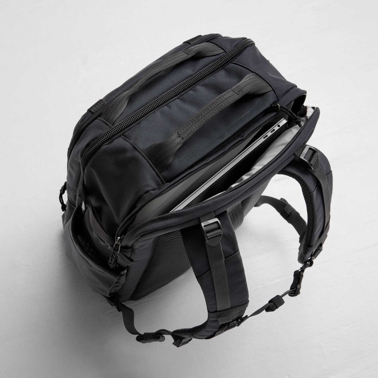Färden Carry-On Pack Fjällräven F23200303-037 Backpacks 42L / Coal Black